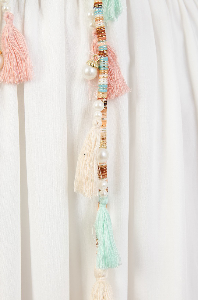 Długa sukienka ze złotymi cekinami obszyta pastelowymi frędzlami