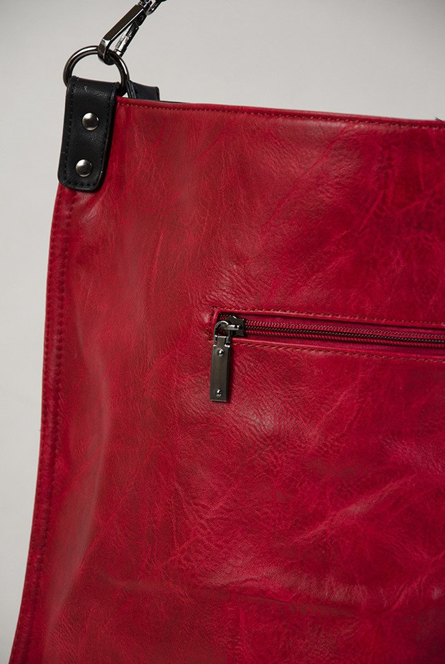 Duża czerwona torebka z ozdobnym zamkiem z boku