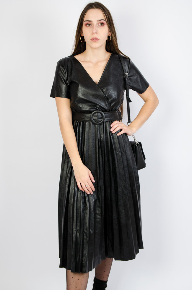 Czarna sukienka z plisowanym dołem-imitacja skóry