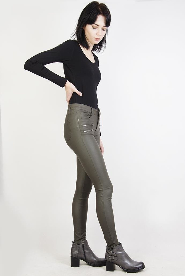 Zielone spodnie skórkowe z trzema srebrnymi zamkami