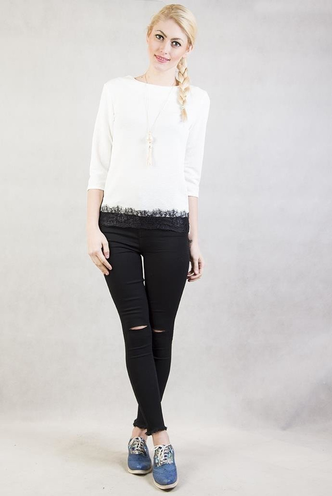 Biała bluzka z koronką i wisiorkiem