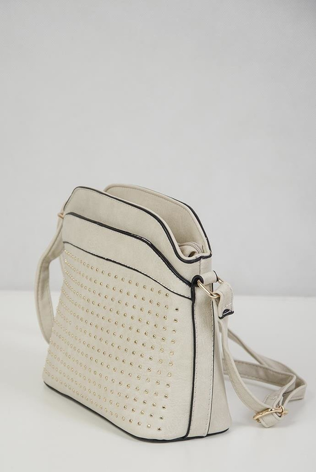 Kremowa, mała torebka zdobiona ćwiekami