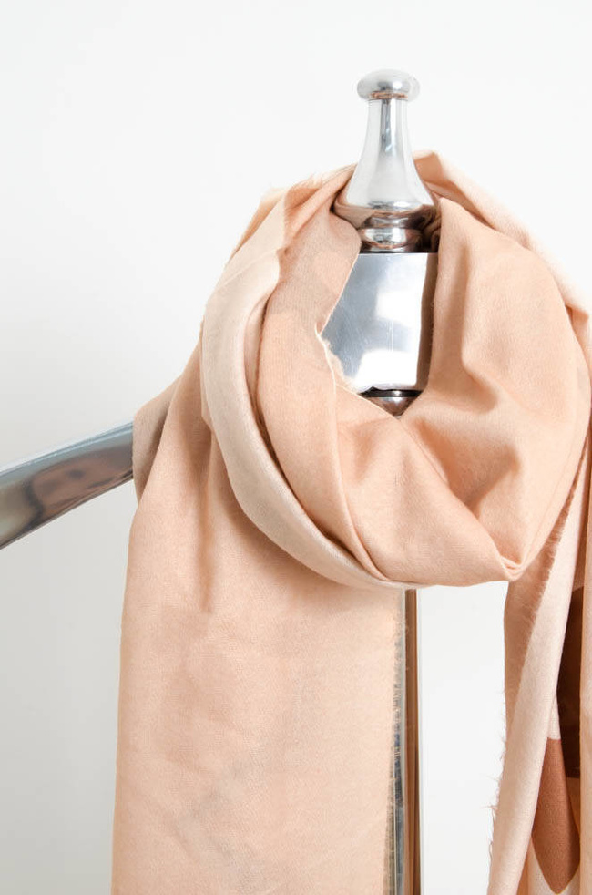 BEŻOWY SZAL Z  CZARNYM WZOREM