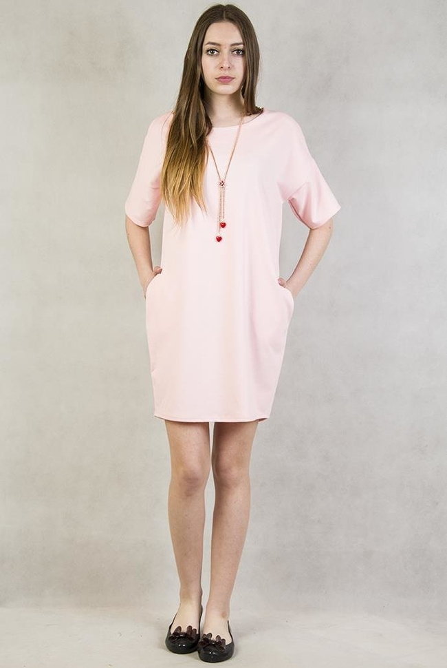 Sukienka różowa z zameczkami na ramionach i wisiorkiem w kolorze złota