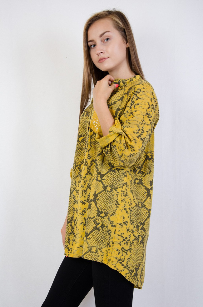 Żółta bluzka koszulowa w wężowy wzór z ozdobną kieszonką 