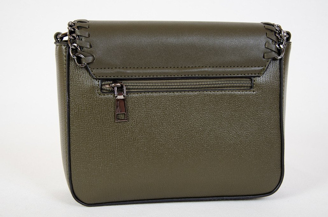 Zielona mała torebka z klapką plecioną łańcuszkiem