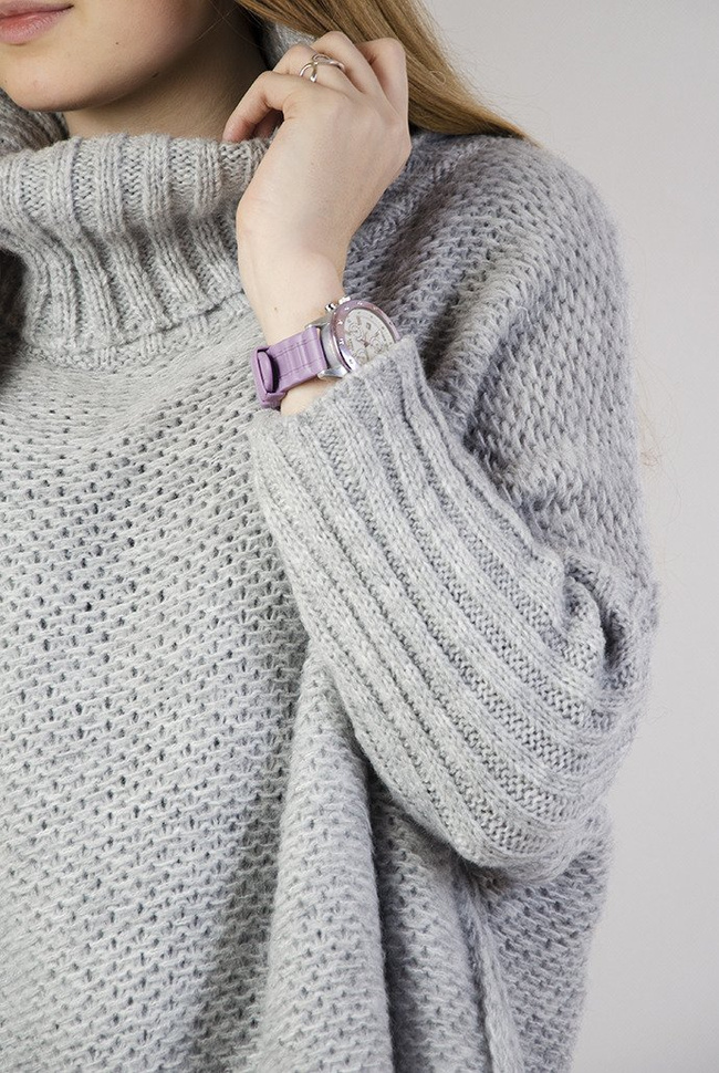 Szary sweter a'la ponczo z golfem