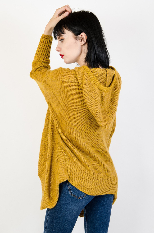 Musztardowy sweter z dłuższymi bokami oraz kapturem