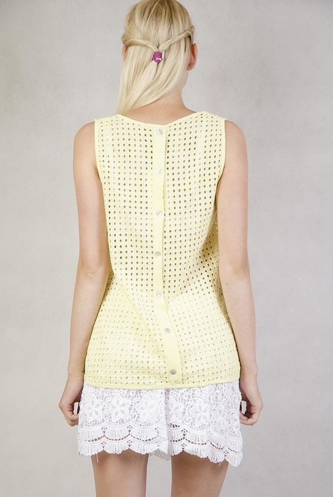 Żółta bluzka z ażurowymi plecami i guzikami