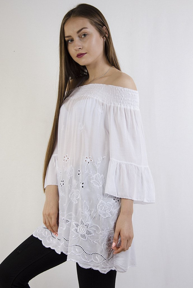 Biała bluzka z szerokim ściągaczem w dekolcie