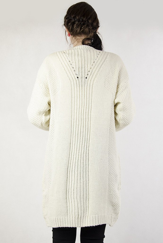 Długi kremowy sweter z kieszeniami