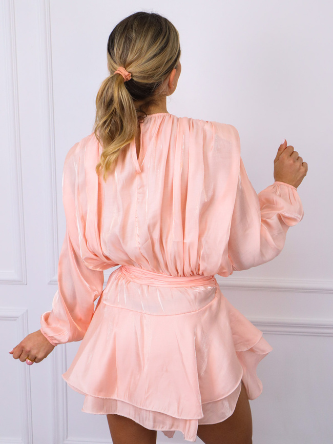 SUKIENKA Z FALBANAMI Z POŁYSKUJĄCEGO MATERIAŁU- BRZOSKWINIOWA