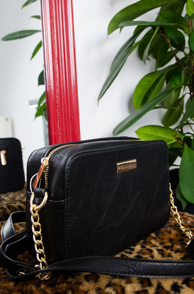 CZARNA TOREBKA TYPU KUFEREK NA ZŁOTYM ŁAŃCUSZKU