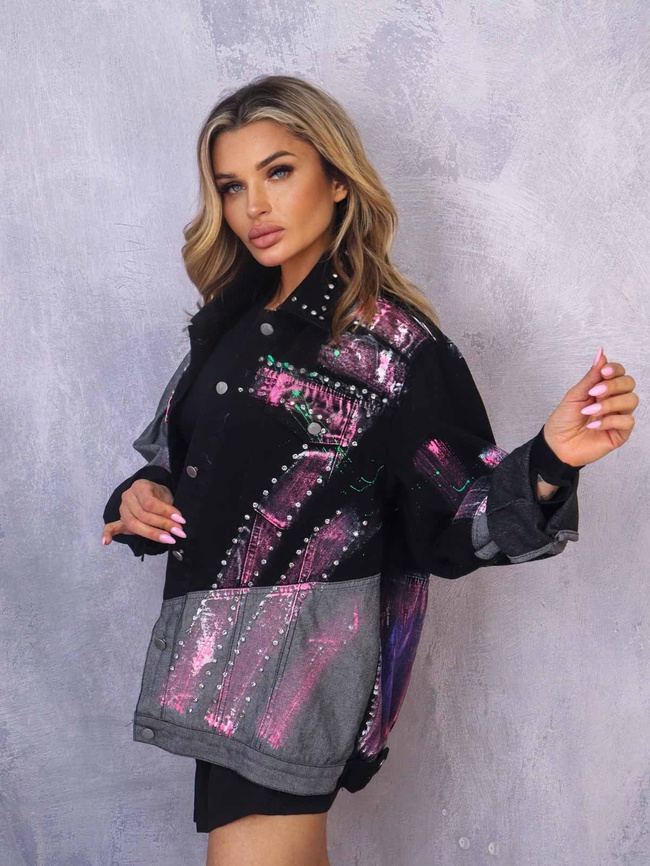 KURTKA JEANSOWA W KOLOROWE WZORY ZDOBIONA KRYSZTAŁKAMI- CZARNA