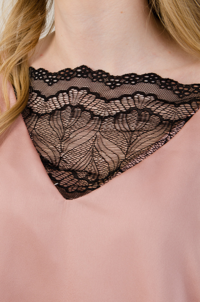 Różowa bluzka satynowa z koronką