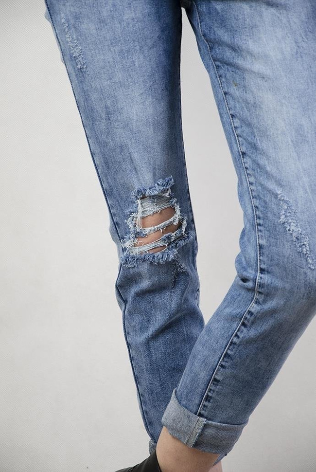 Spodnie jeansowe ogrodniczki, z przetarciami