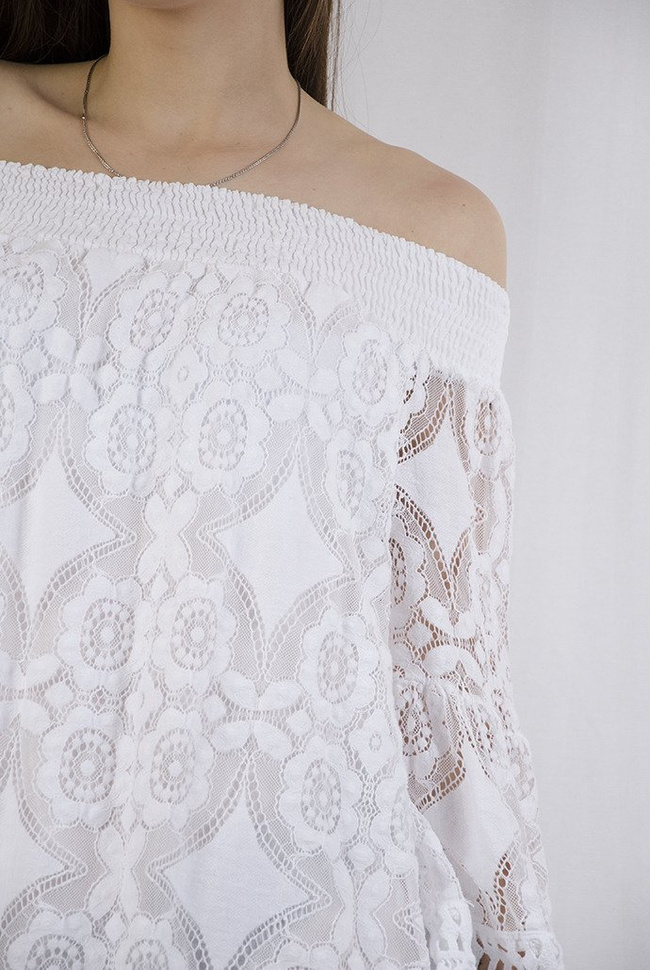 Biała ażurowa sukienka z odkrytymi ramionami