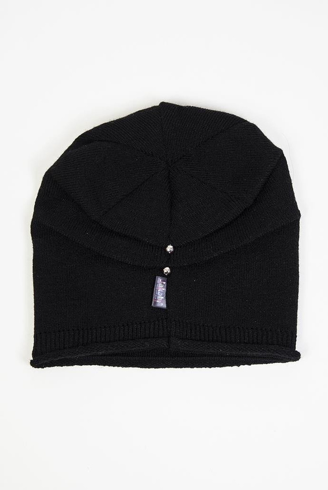 Czarna czapka, podszyta z tyłu
