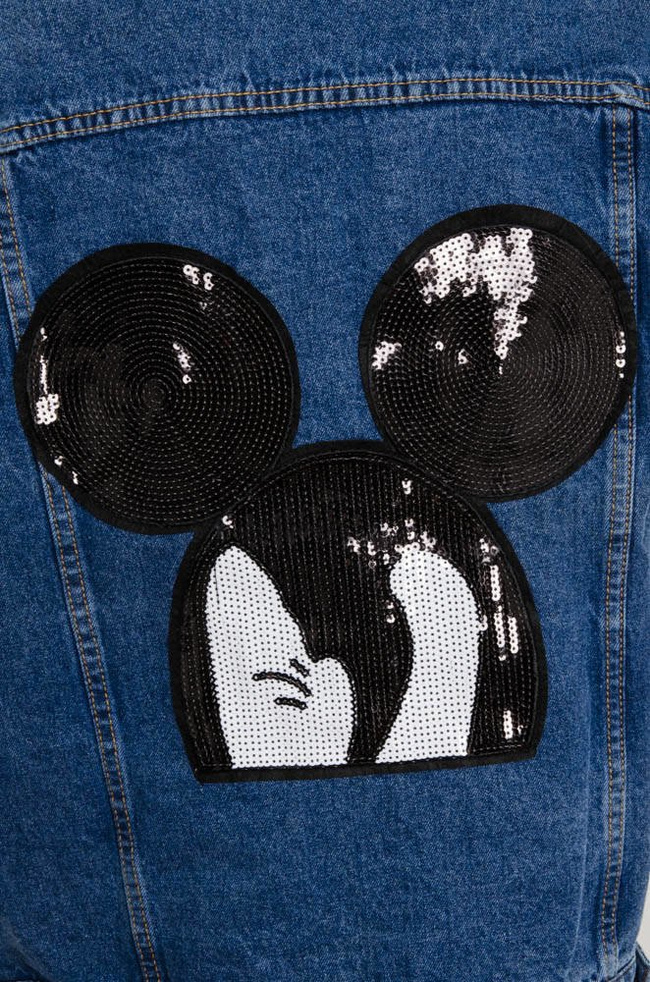 NIEBIESKA KURTKA JEANSOWA Z NASZYWKĄ NA PLECACH