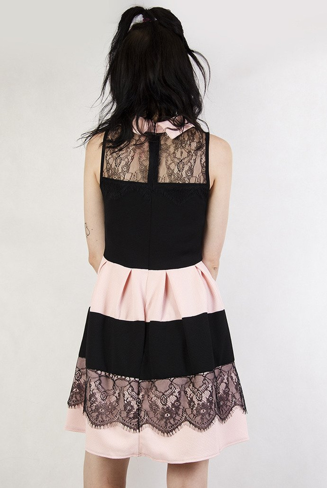 Różowo-czarna sukienka z koronkowymi wstawkami