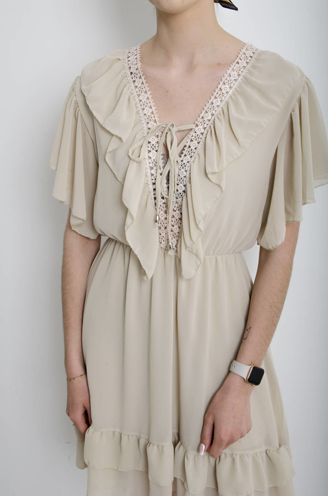 SUKIENKA SZYFONOWA Z AŻUROWYM DEKOLTEM BEŻOWA