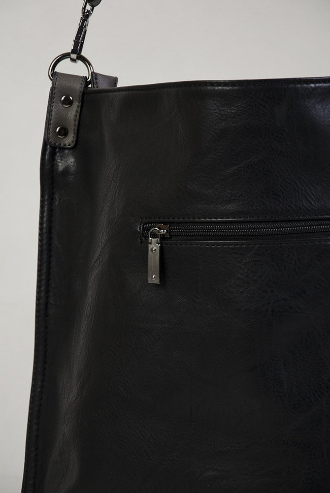 Duża czarna torebka z ozdobnym zamkiem z boku