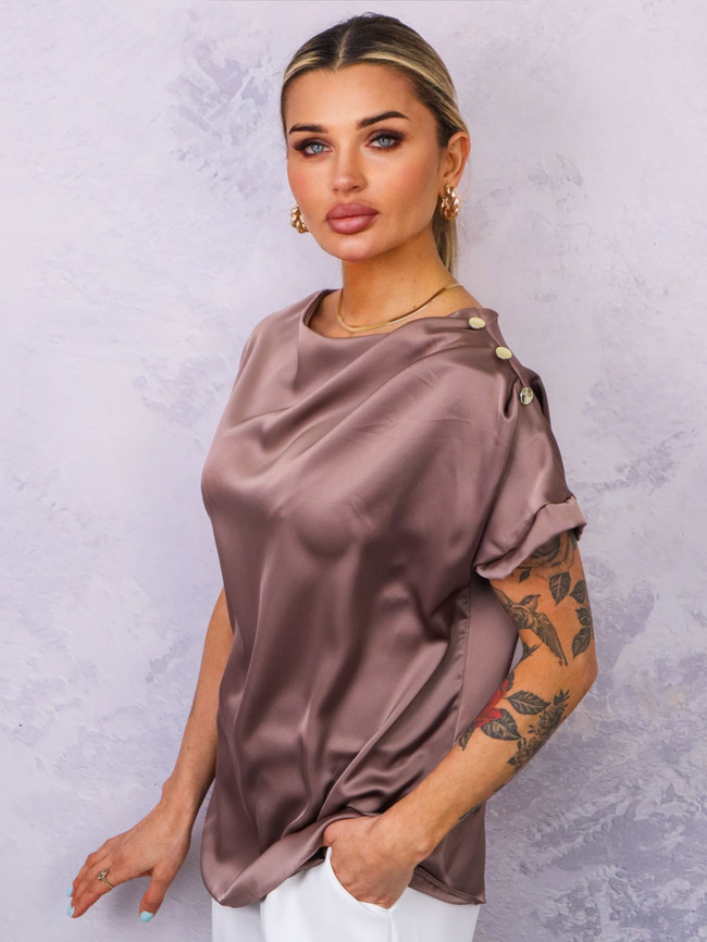 SATYNOWA BLUZKA Z OZDOBNYMI GUZIKAMI NA RAMIENIU- BRĄZOWA