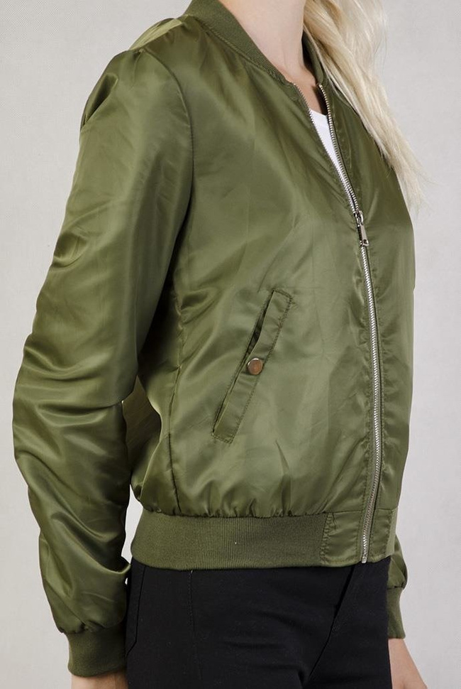 Zielona kurtka typu flek ze ściągaczem na dole