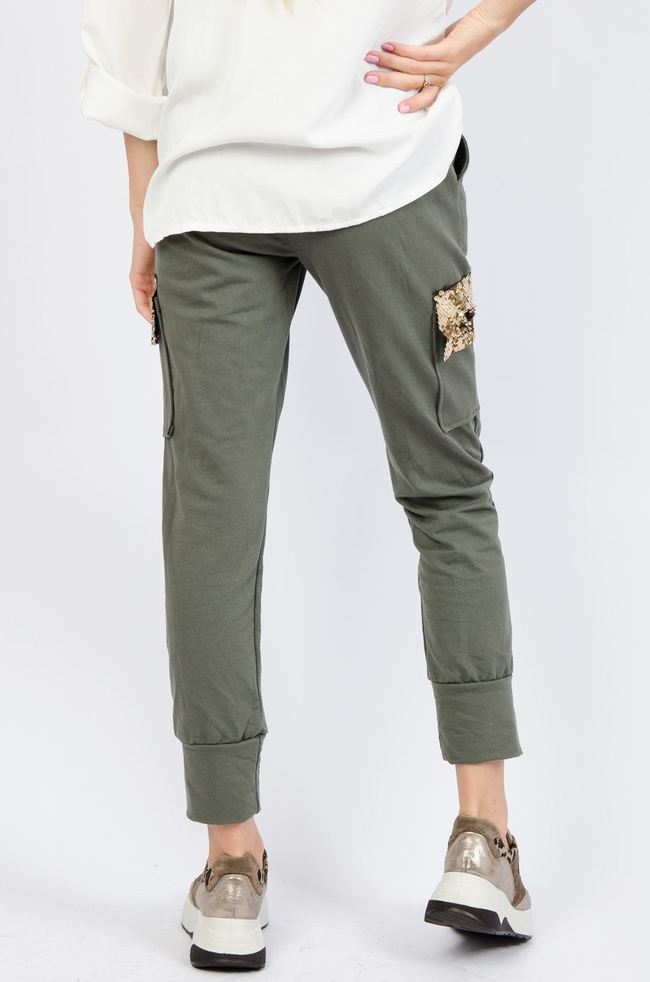 Zielone dresowe bojówki z cekinami na kieszeniach