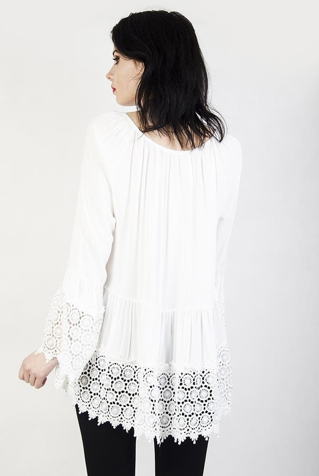 Biała bluzka z ażurowymi wstawkami i rozszerzanym rękawem