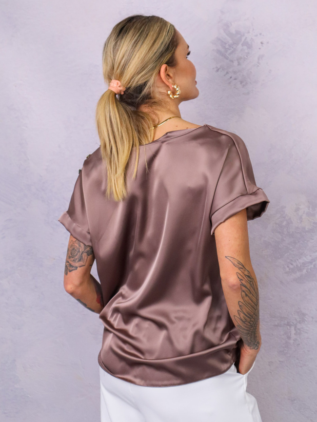 SATYNOWA BLUZKA Z OZDOBNYMI GUZIKAMI NA RAMIENIU- BRĄZOWA