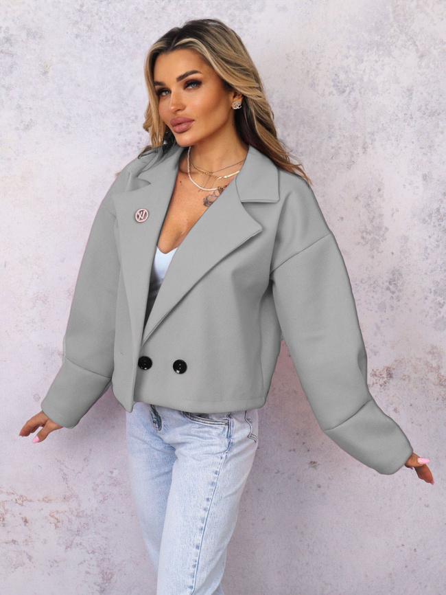  KRÓTKI PŁASZCZ Z KOŁNIERZEM I OZDOBNĄ BROSZKĄ- SZARY