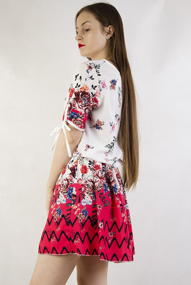 Biała sukienka z motywem kwiatowym z gumką w pasie