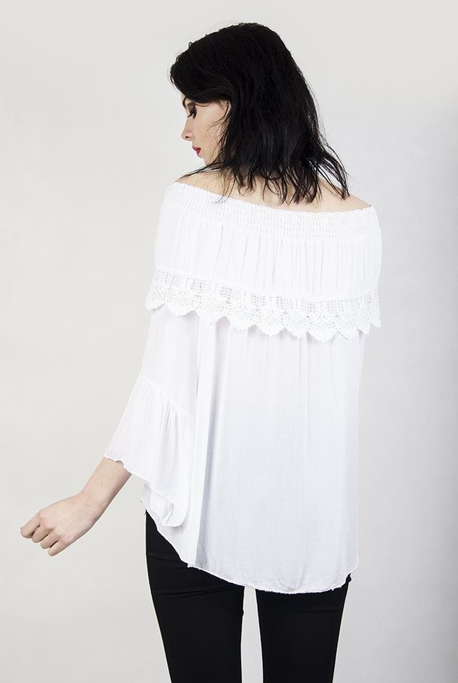 Biała bluzka z hiszpańskim dekoltem i ażurowymi wstawkami