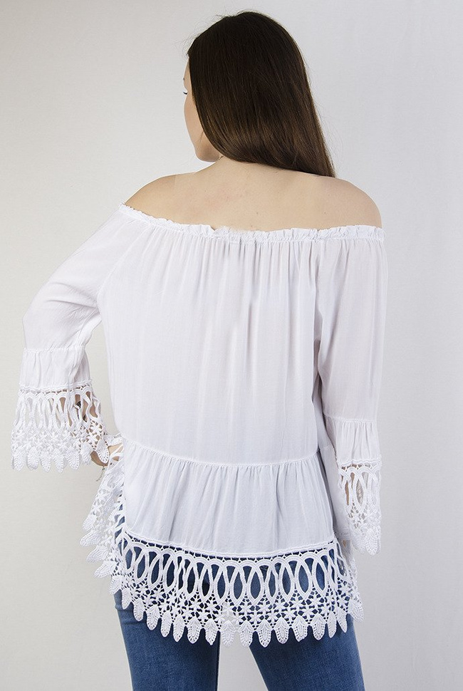 Biała bluzka z hiszpańskim dekoltem i ażurowymi wstawkami