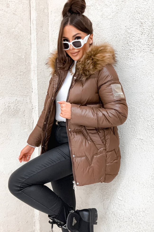 CIEMNO BRĄZOWA KURTKA PIKOWANA  Z NASZYWKĄ NA RĘKAWIE