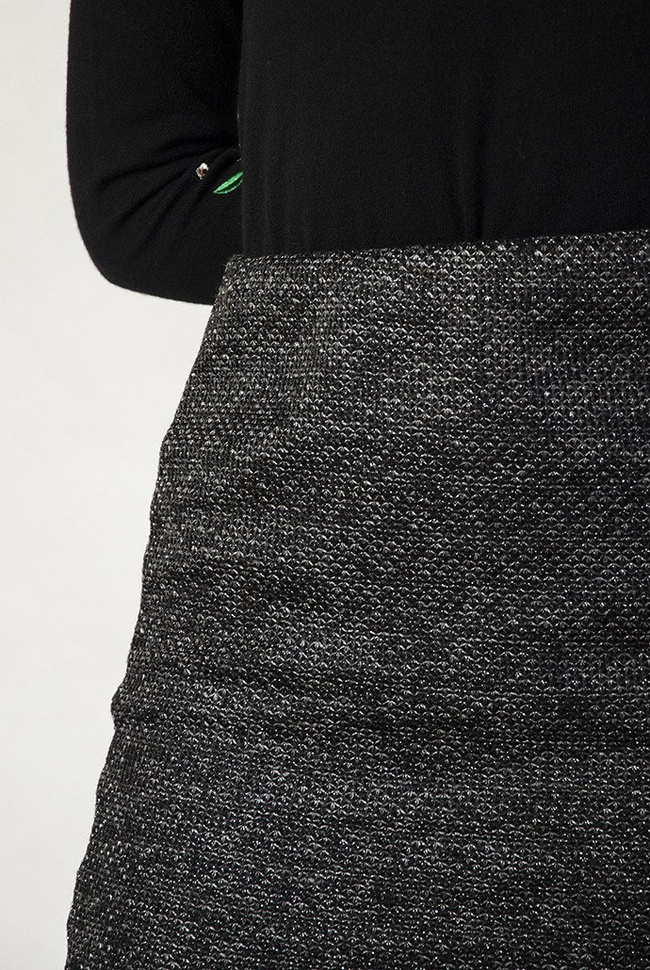 Czarna przylegająca spódnica przeszywana srebrną nicią