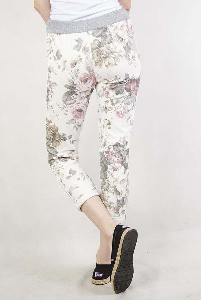 Białe spodnie dresowe w szare kwiaty
