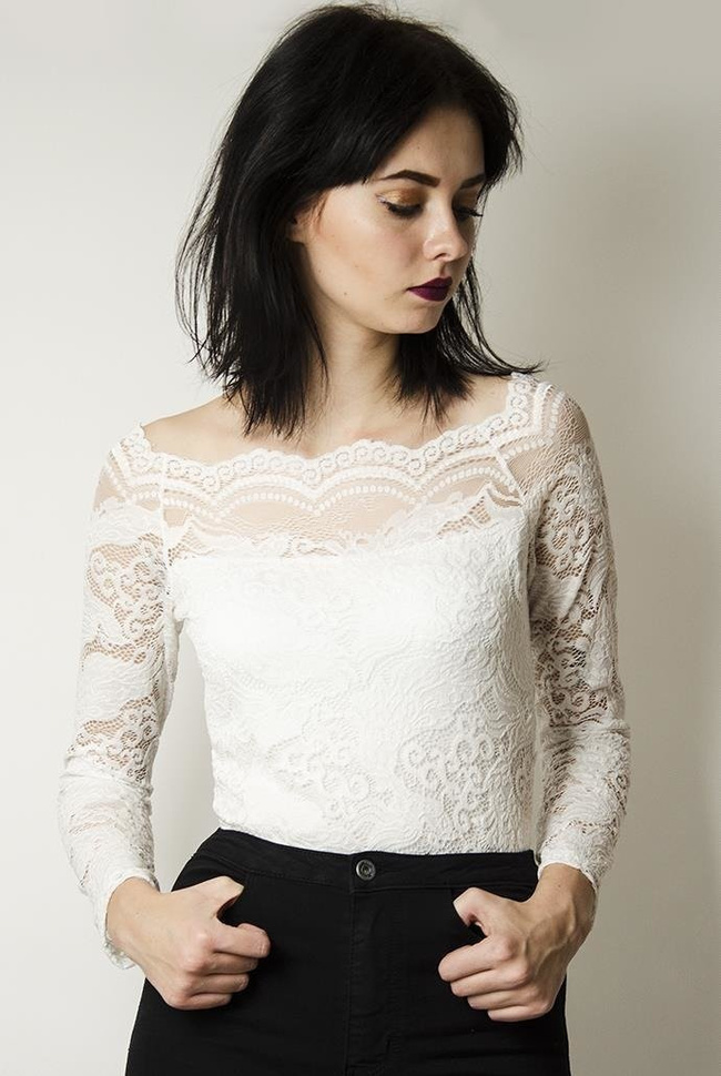 Koronkowe, białe body z szerokim dekoltem