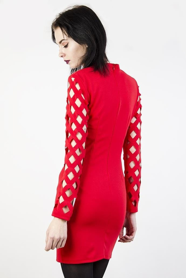 Czerwona przylegająca sukienka z wycięciami