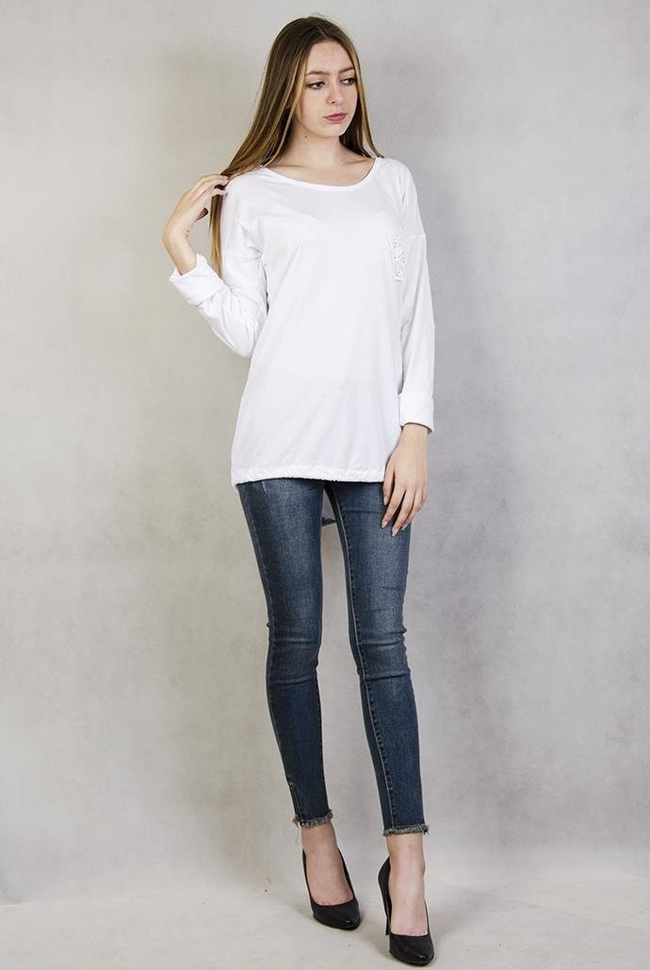 Biała bluzka z podwijanymi rękawami i ażurową kieszonką