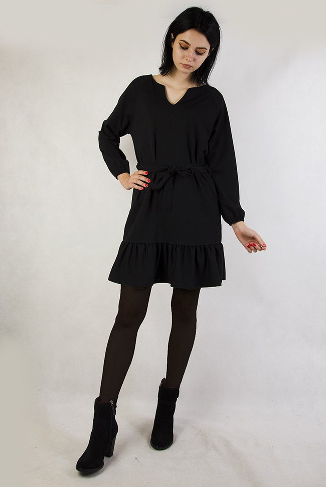 Czarna sukienka z falbaną na dole