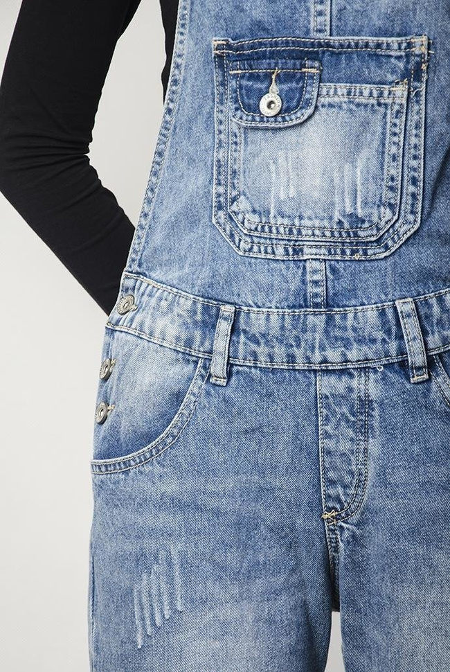 Ogrodniczki jeansowe z guzikami po bokach