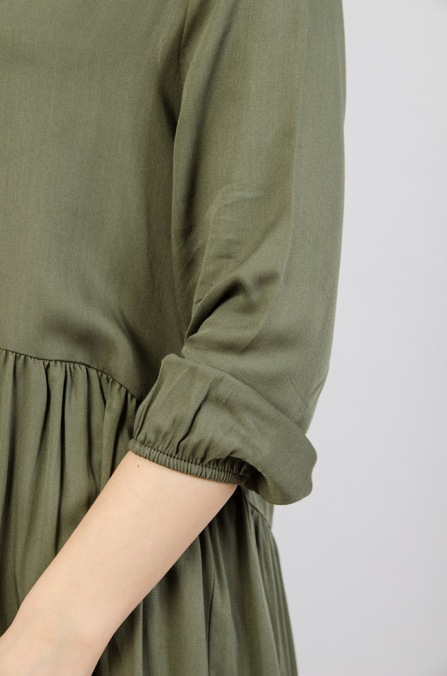 Zielona asymetryczna sukienka z rozszerzanym dołem