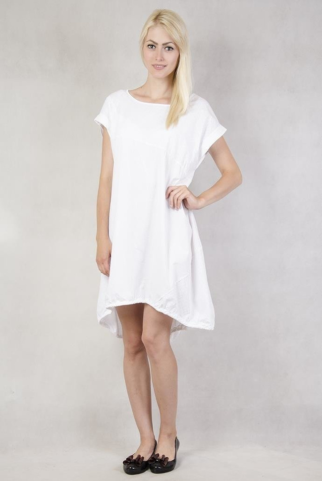 Biała sukienka ściągana na dole