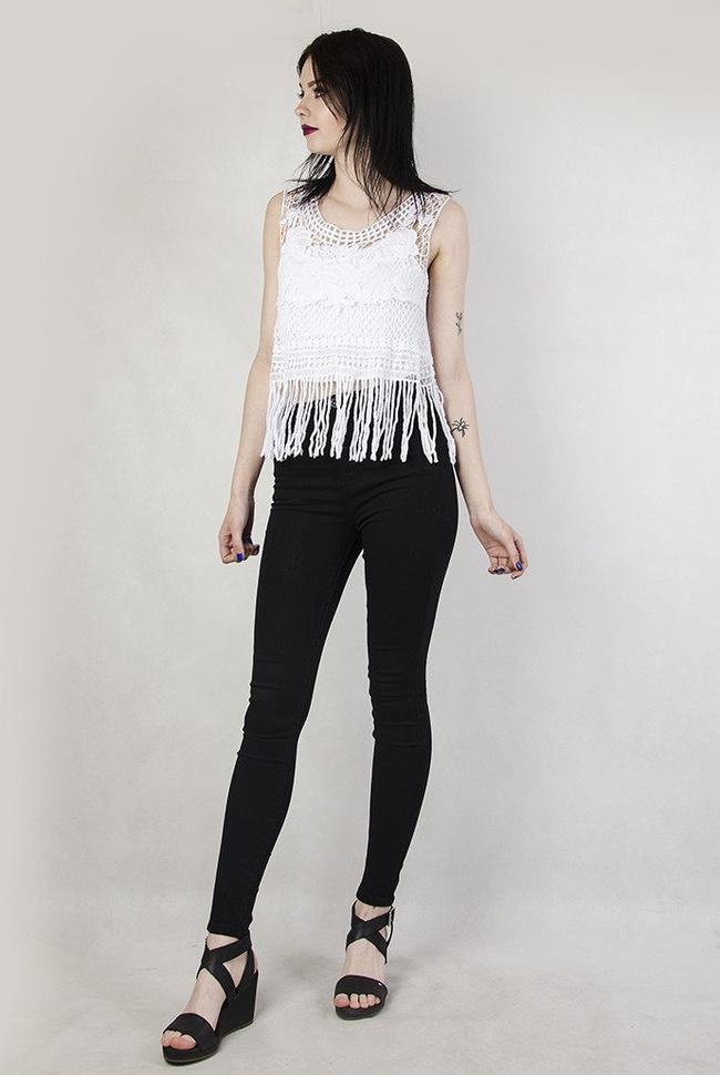 Krótka, koronkowa, biała bluzka z frędzelkami