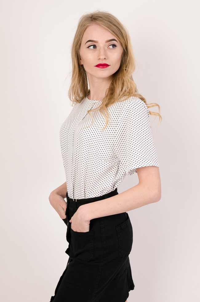 Biała bluzka w drobne kropki z zakładką na środku
