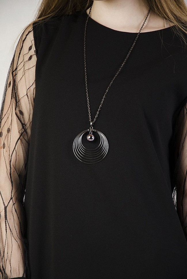 Czarna sukienka z transparentnymi rękawami i wisiorkiem