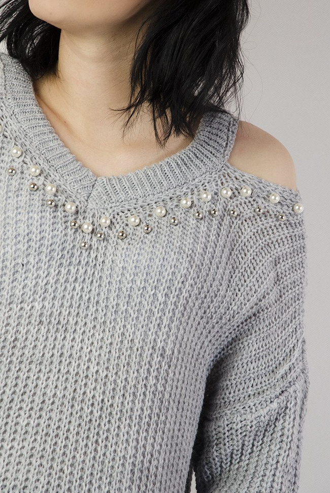 Szary sweter z koralikami i wyciętymi ramionami