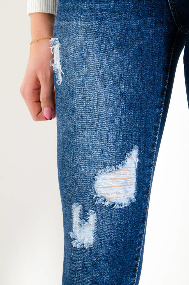 JEANSOWE SPODNIE PUSH UP Z PRZETARCIAMI- WYSOKI STAN